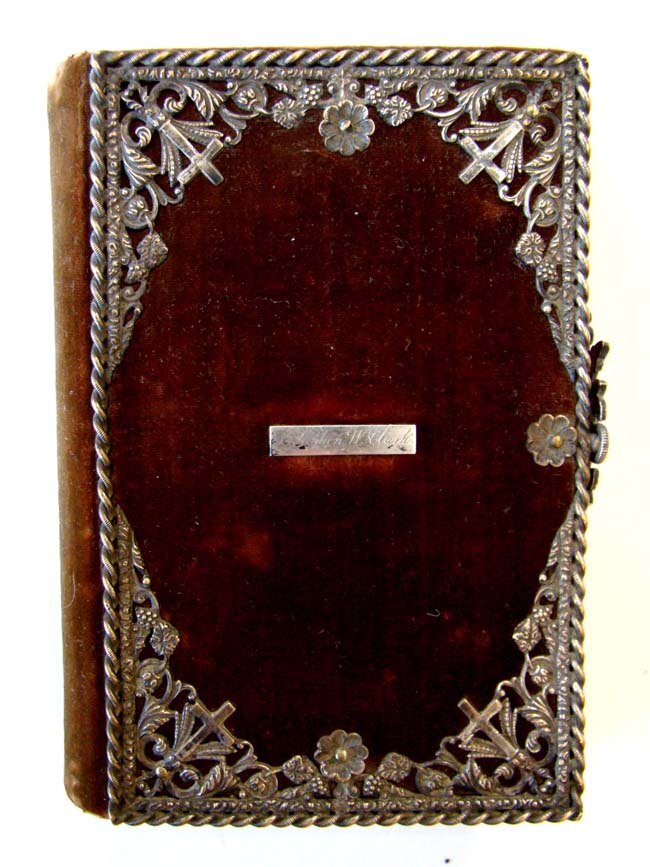 A rare Velvet covered Silver mounted BOOK of COMMON PRAYER published in Philadelphia in 1846 by J.B. Lippincott. — image 3
